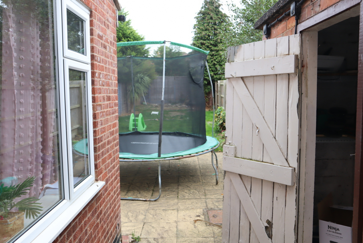 5 Lymington Road, Leicester LE5 1LT