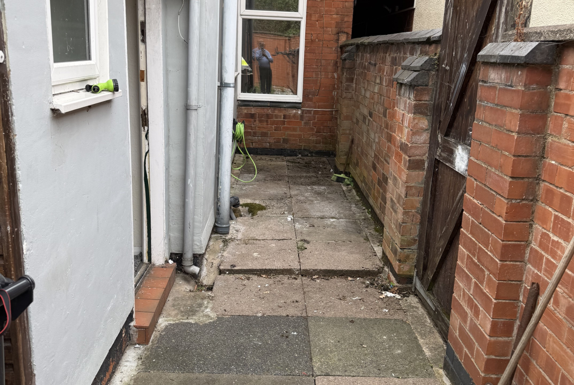327 Tudor RdLeicester LE3 5JJ