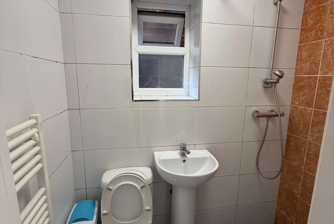 13 STROUD ROAD,LEICESTER, LE5 3NX