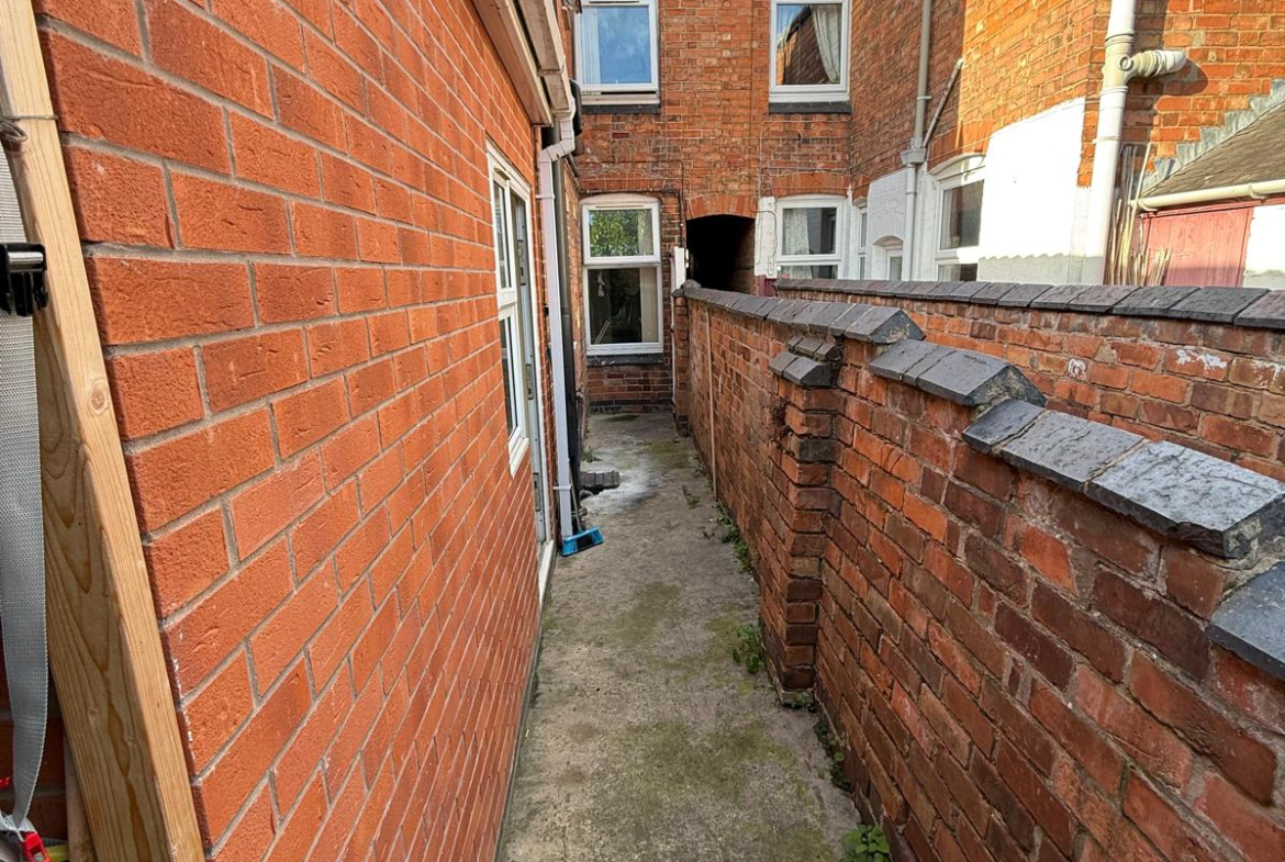 13 STROUD ROAD,LEICESTER, LE5 3NX