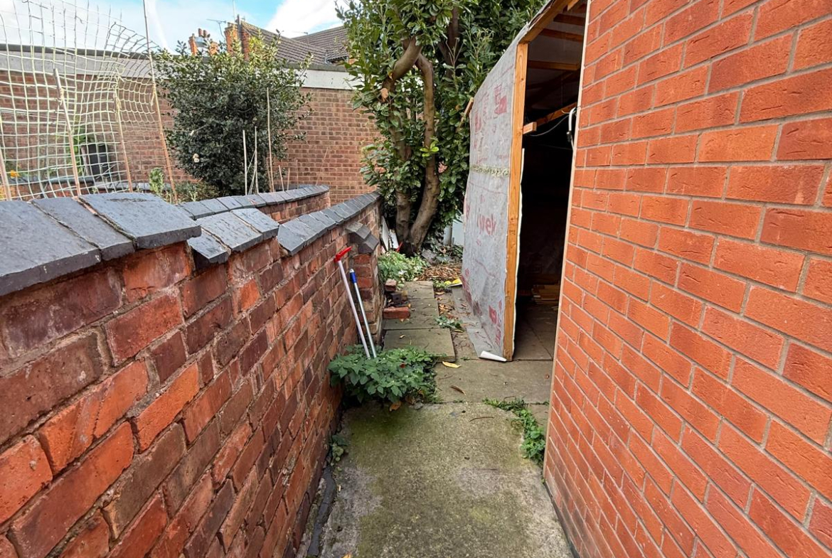 13 STROUD ROAD,LEICESTER, LE5 3NX